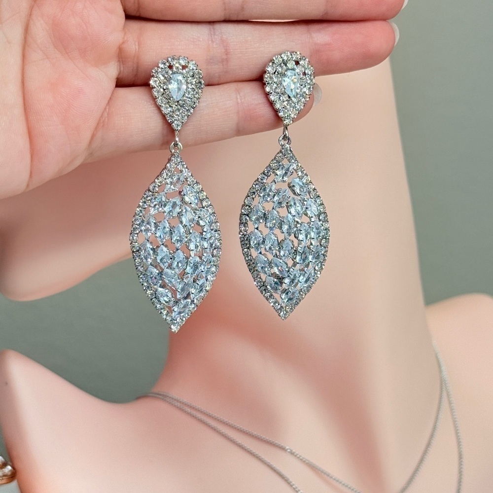 ⚜️ Chic Silver Teardrop Earrings - Picture 9 of 10